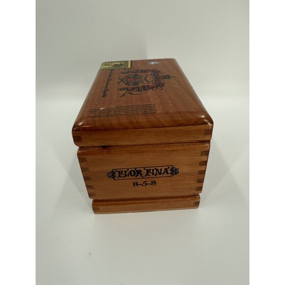 Vintage ARTURO FUENTE FLOR FINA  WOODEN CIGAR BOX 7" X 4.25" X 4.25" - Picture 7 of 11